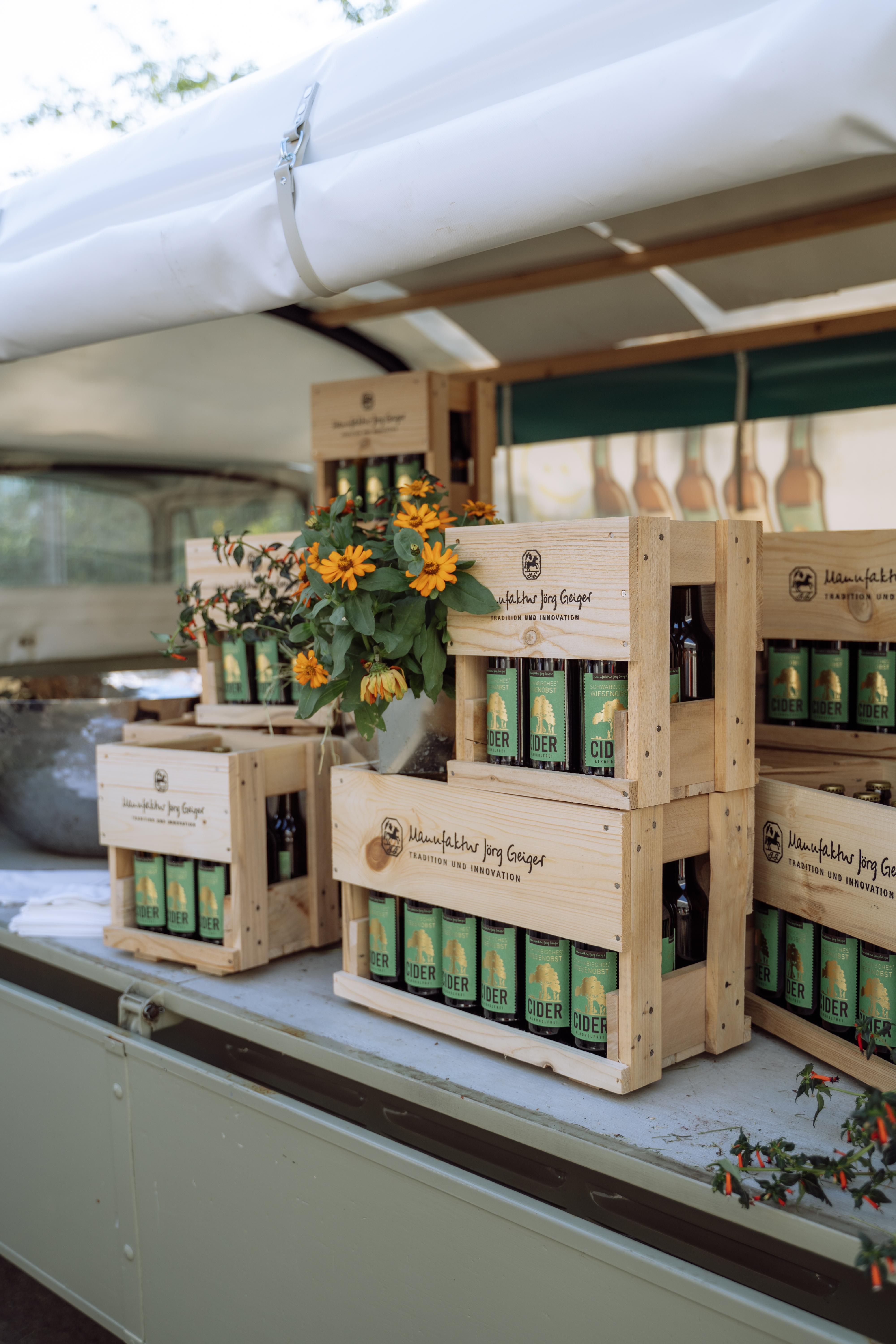 Mehrere Flaschen Cider in stilvollen Holzkästen