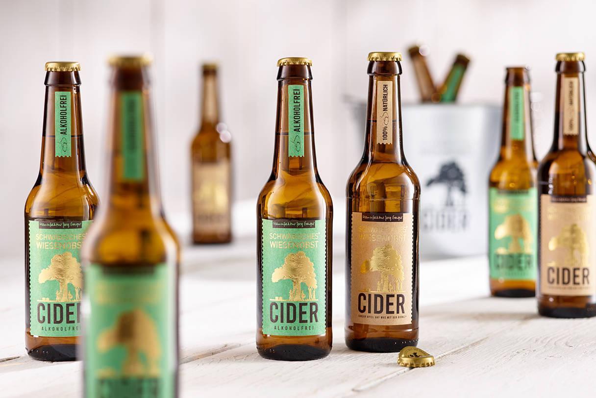 Abbildung mehrerer Flaschen Cider - Aus 100% schwäbischem WiesenObst hergestellt