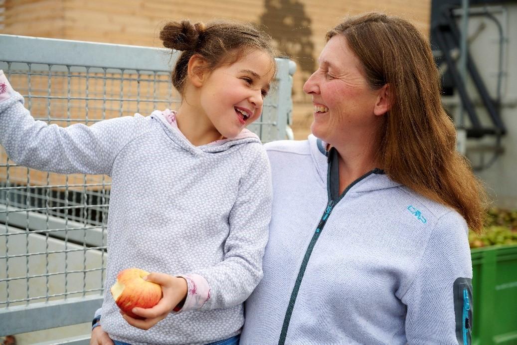 Ein Kind lässt sich einen Apfel schmecken