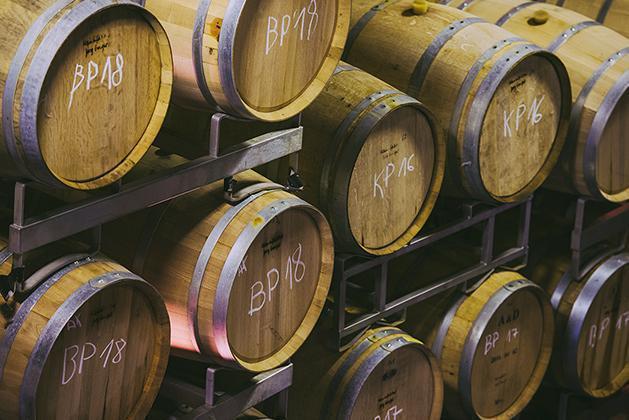 Eine Fasswand - gefüllt mit Süßwein aus WiesenObst