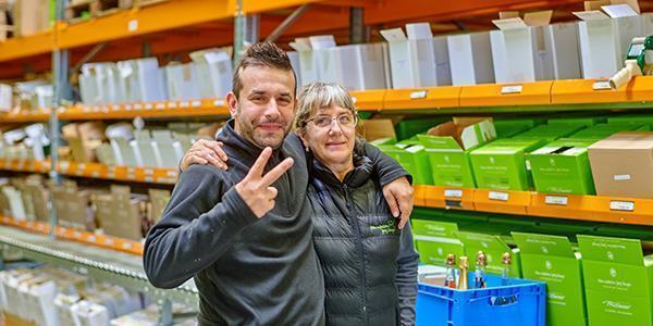 2 Mitarbeiter im Lager der Manufaktur Jörg Geiger