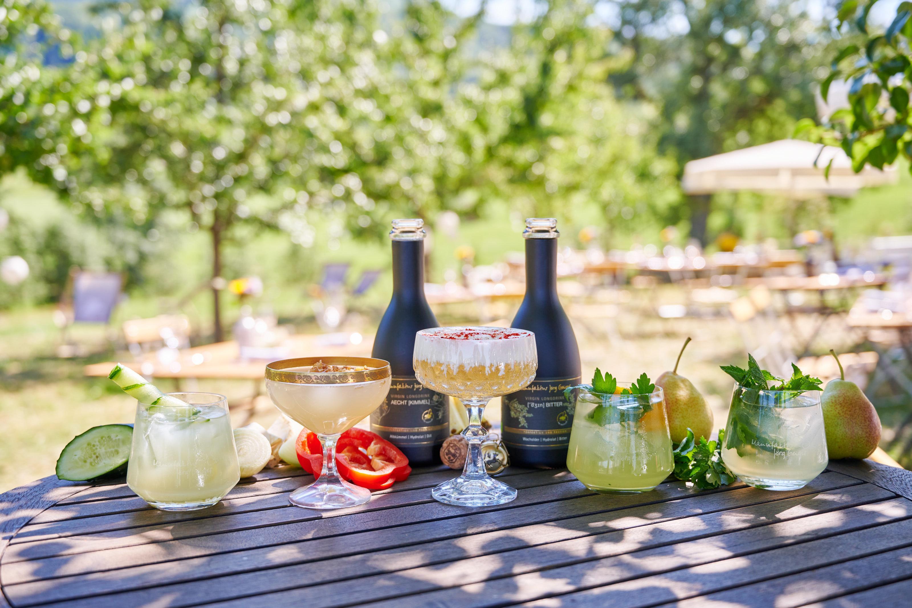 Verschiedene Cocktail Gläser in sommerlichem Ambiente