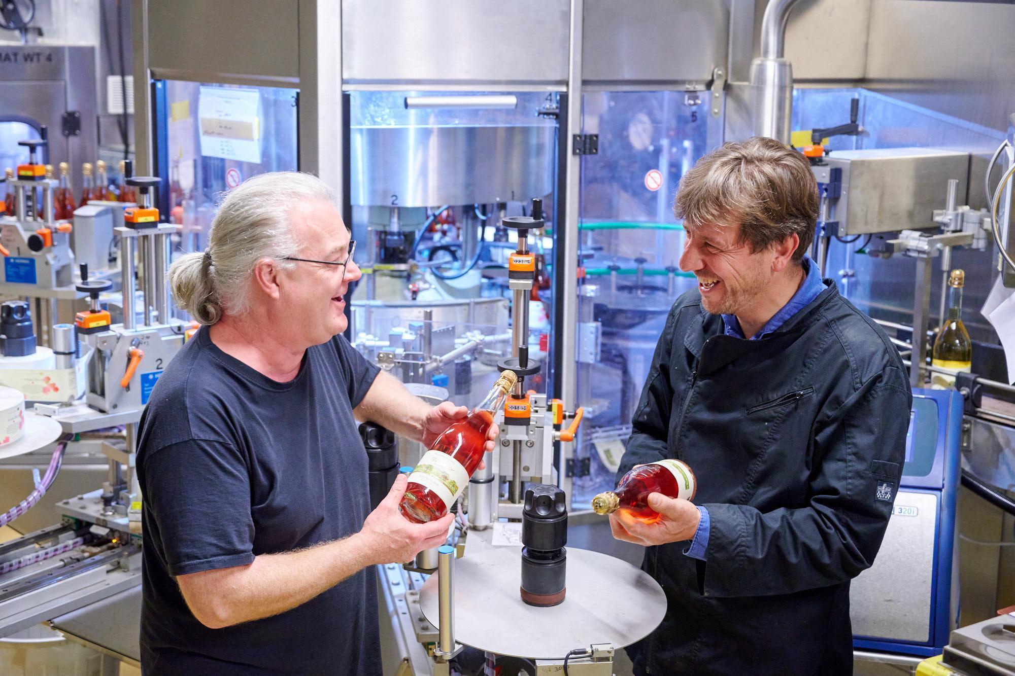 Jörg Geiger mit einem Mitarbeiter in der Abfüllanlage