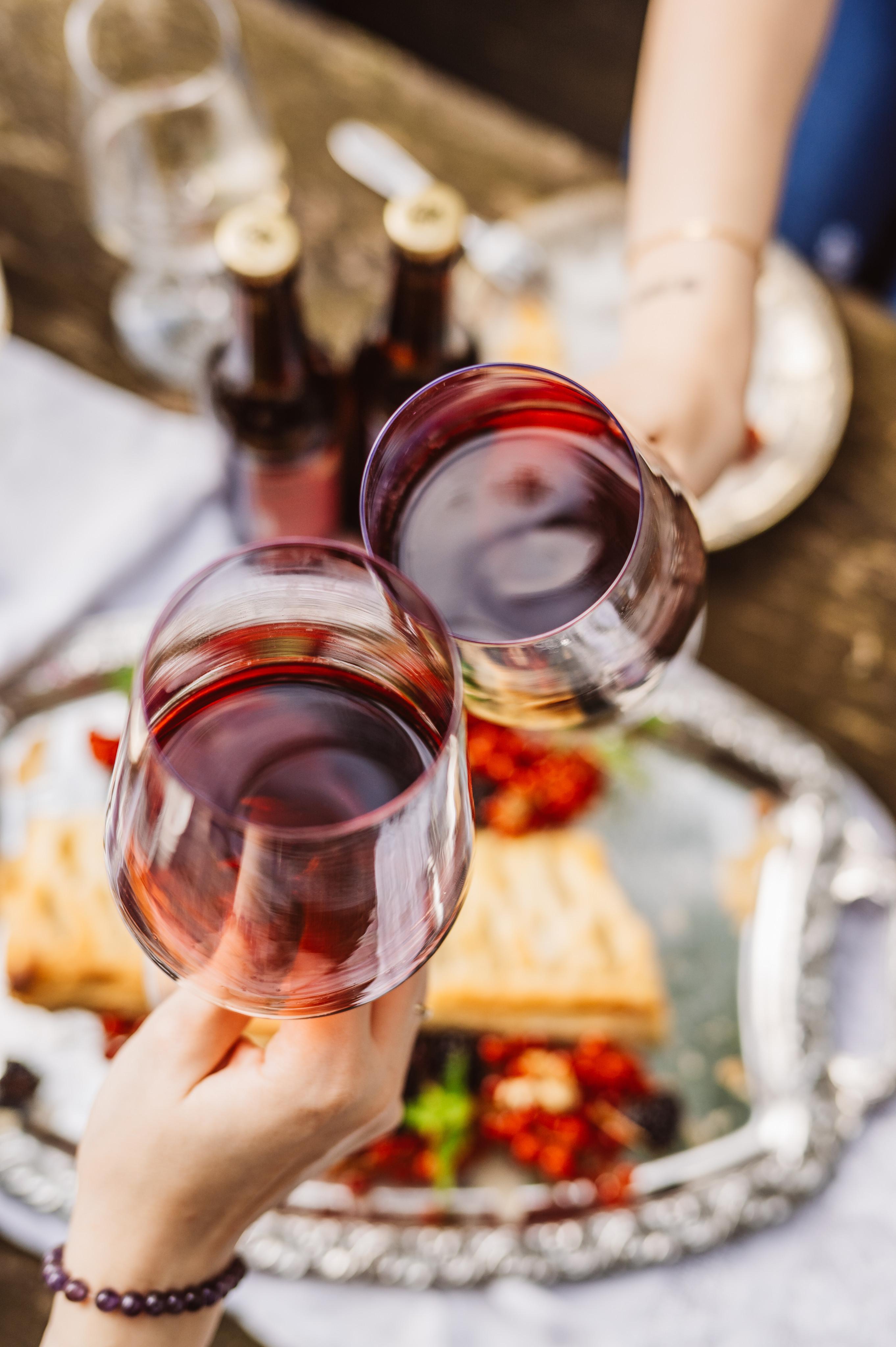 2 Personen stoßen mit einem leckeren alkoholfreien Getränk an